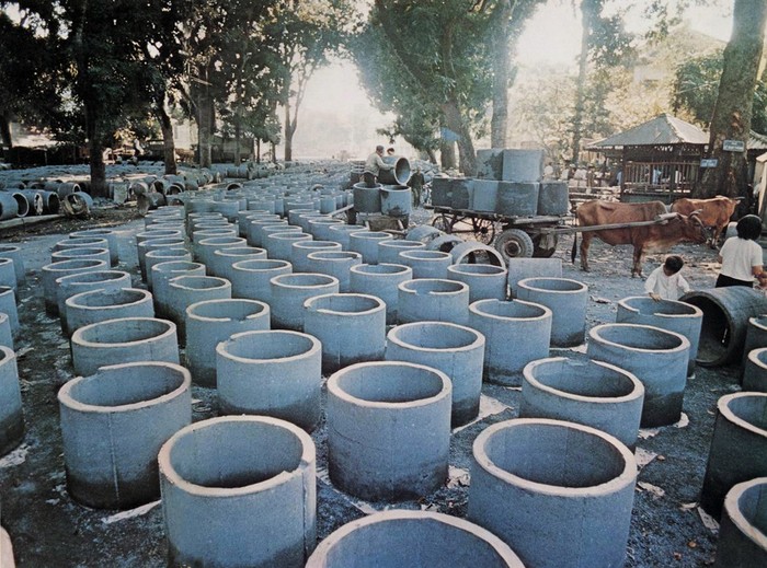 Hà Nội 1972 - Sản xuất hầm trú ẩn cá nhân.